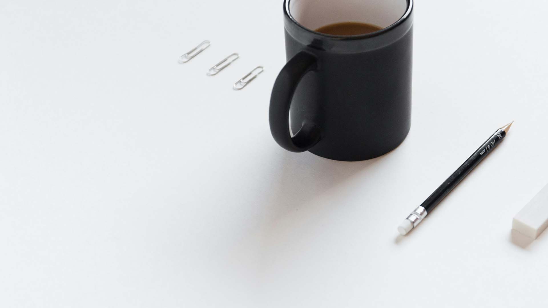 How to use minimalist design principles in modern digital signage